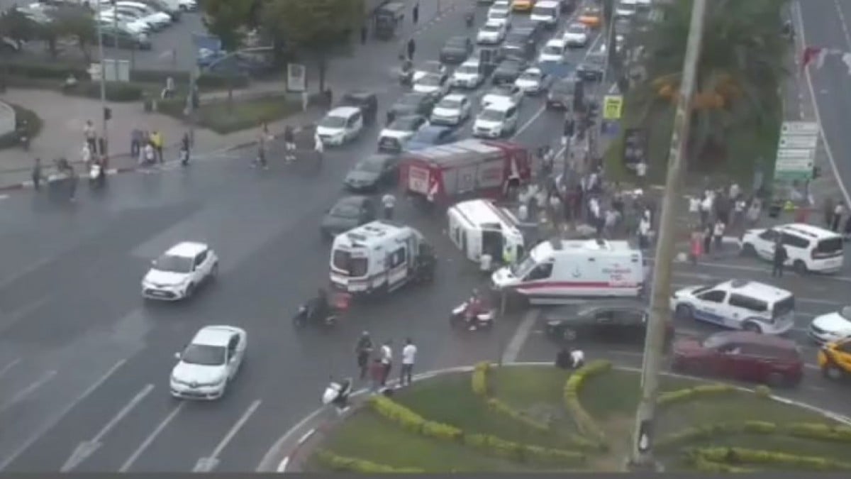İstanbul’da ambulans kaza yaptı! İçinde hasta olan araç yan yattı