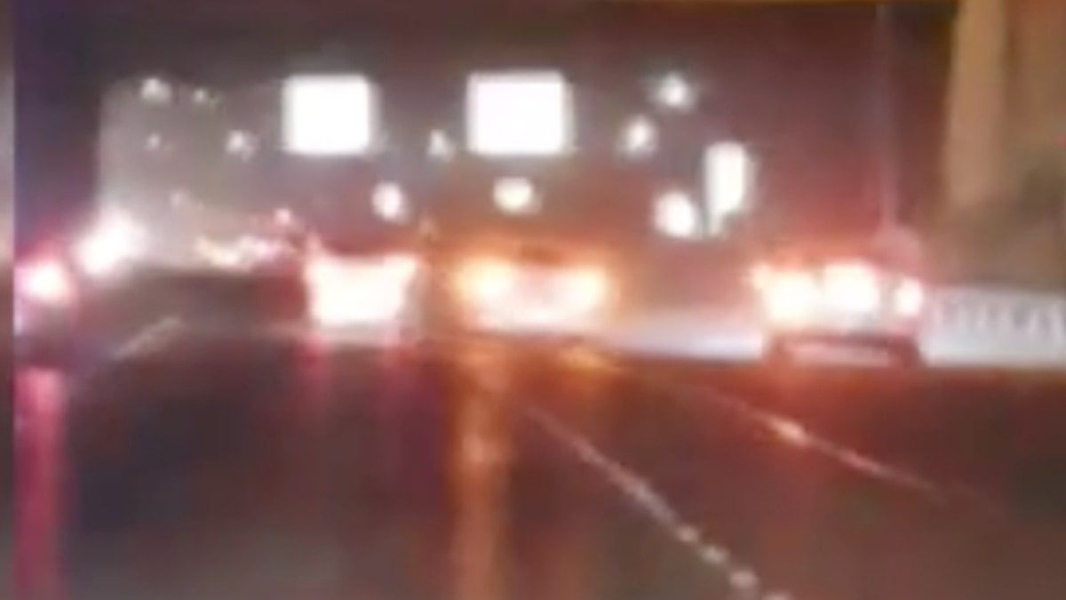 İstanbul’da asker eğlencesi! Trafikte makas attı