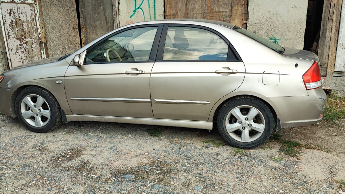 İstanbul’da boş yolda kaldırama çıkan sürücü yayalara korna çaldı