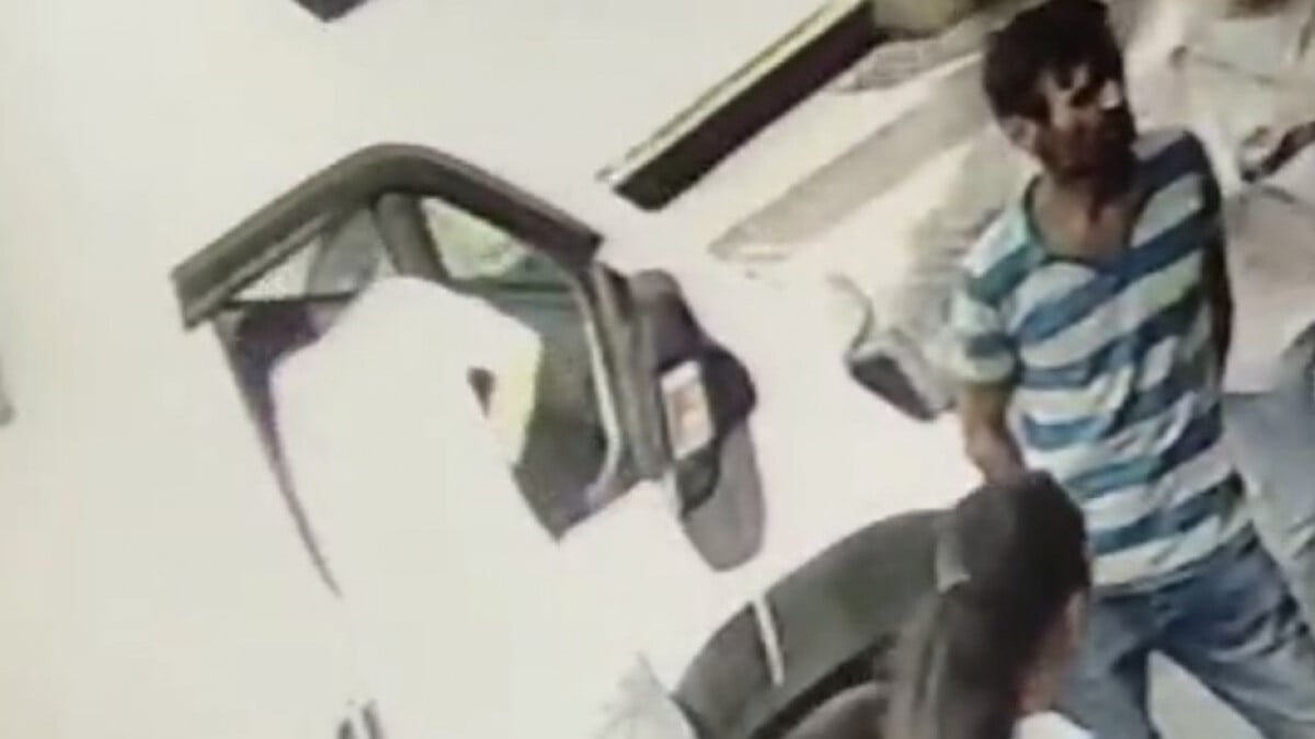 İstanbul’da camı açık minibüsteki cep telefonunu çalan hırsız kamerada