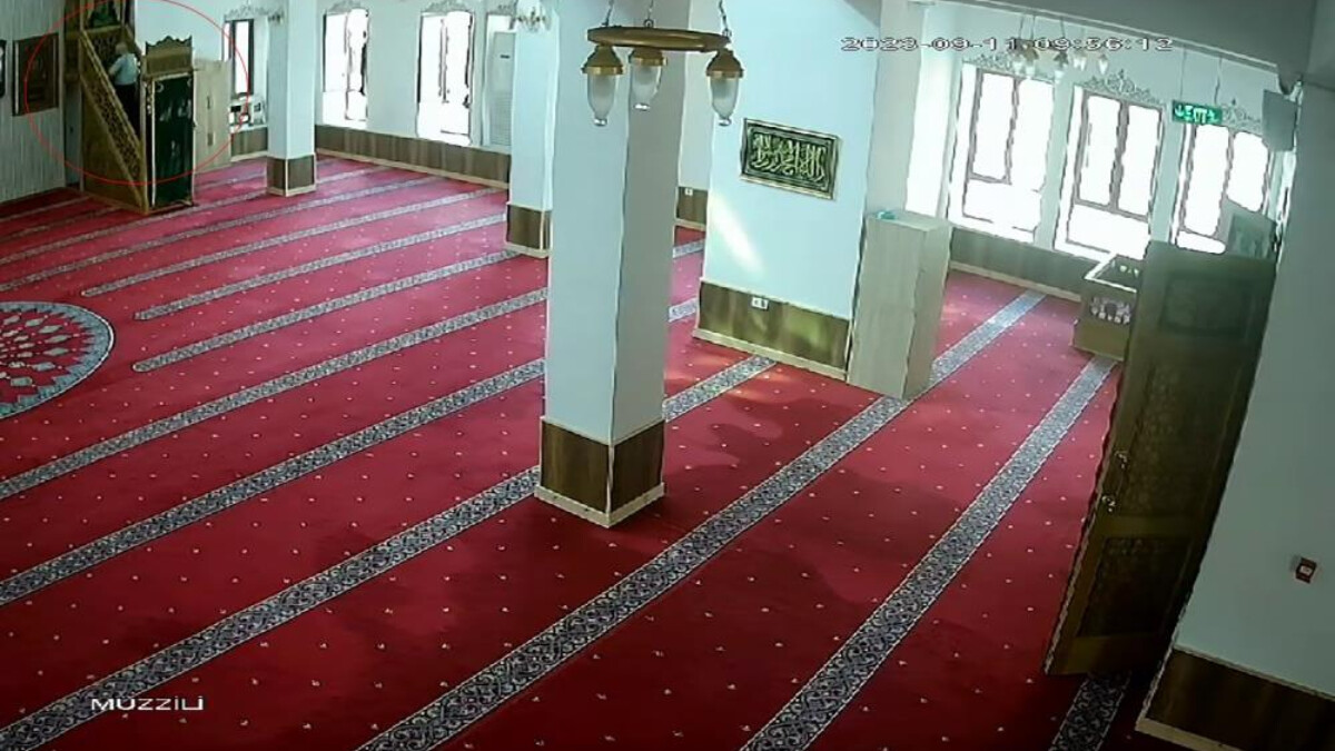 İstanbul’da camiden mikrofonun çalınma anı