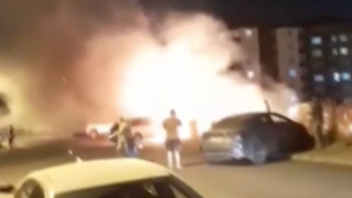 İstanbul’da çocuklar boş araziye torpil attı! 2 araç hasar aldı