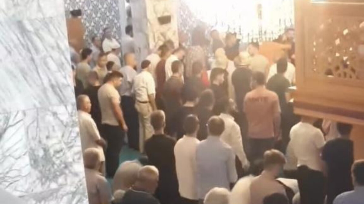 İstanbul’da cuma namazı sırasında çıkan ‘tokat’ kavgası kamerada