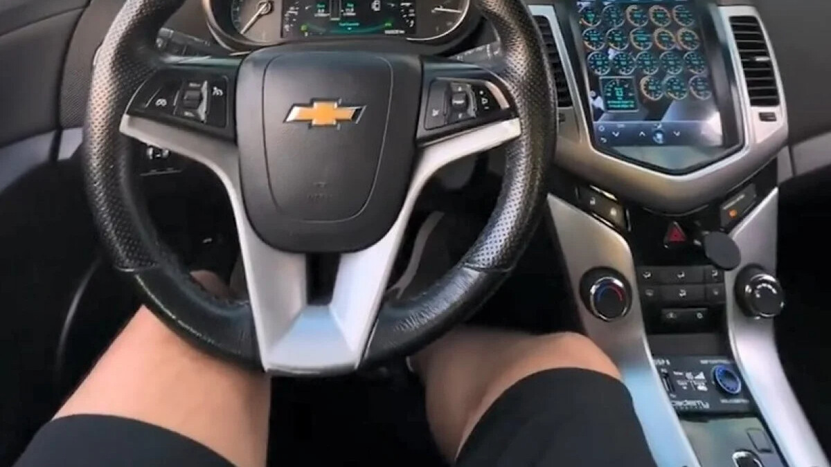 İstanbul’da direksiyonu bırakarak araç kullanan sürücü hız sınırını aştı