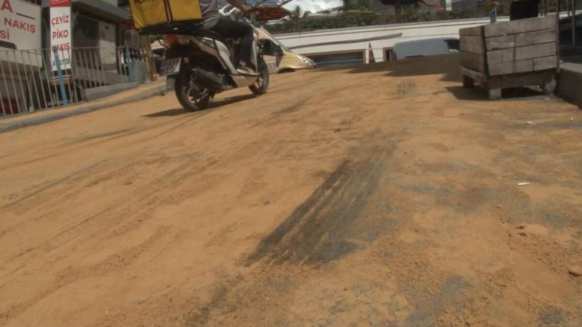 İstanbul’da dönercinin caddeye boşalttığı yağ kazaya neden oldu