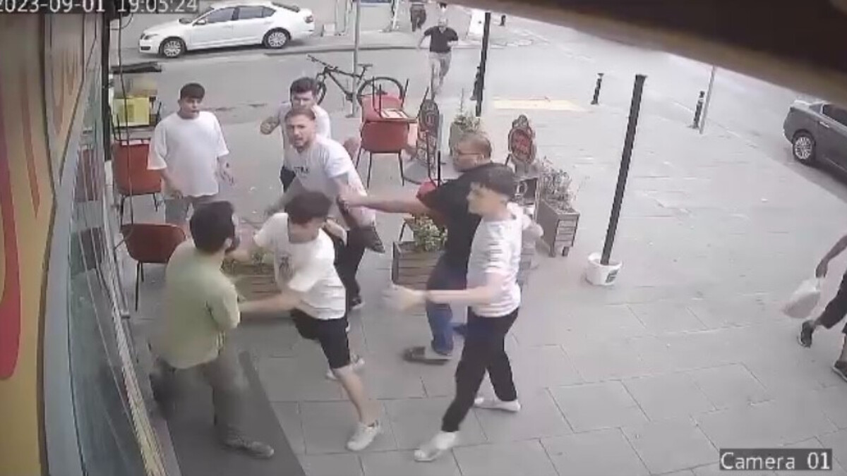 İstanbul’da husumetli ailelerin uçan tekmeli kavgası