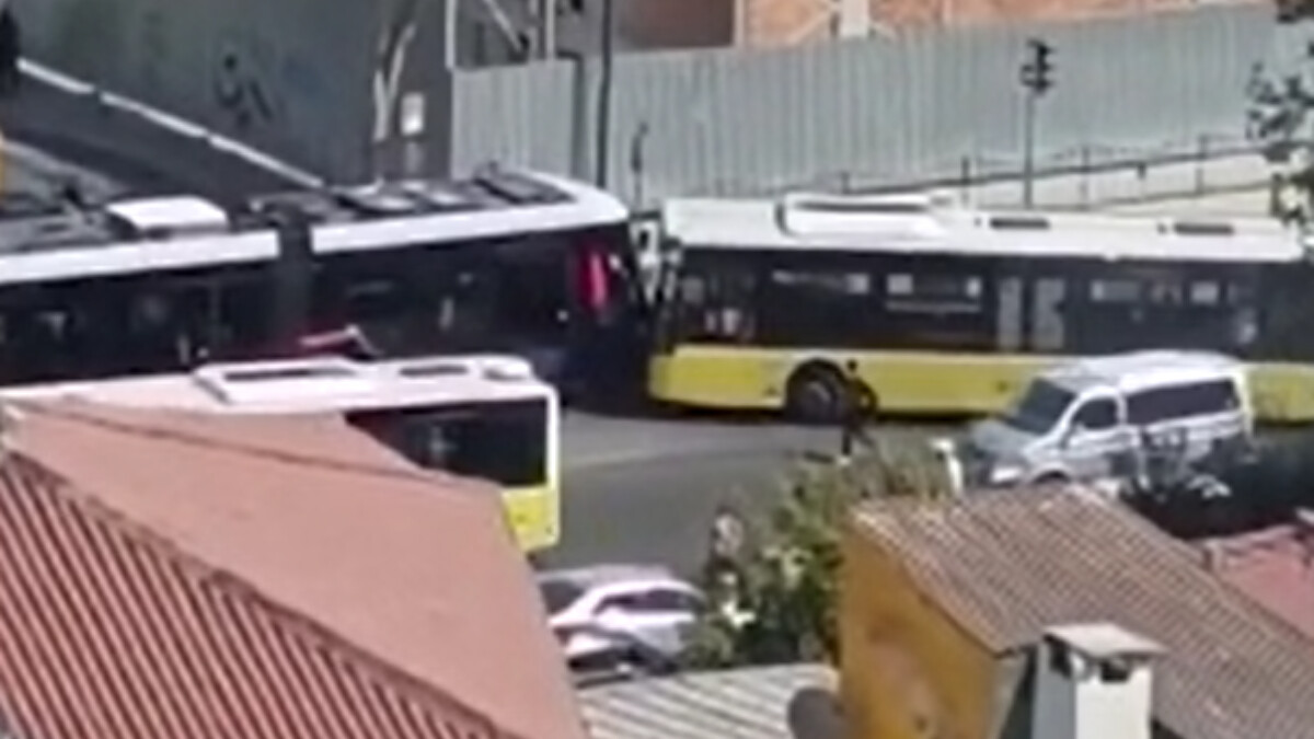 İstanbul’da İETT otobüsü seyir halindeki tramvaya arkadan çarptı