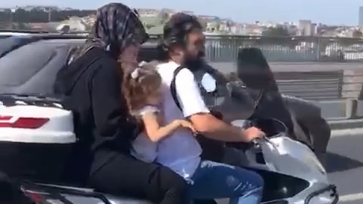 İstanbul’da iki ayrı çocuklu ailenin motosikletle tehlikeli yolculukları kamerada