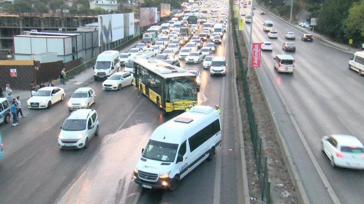 İstanbul’da iki İETT otobüsü ile servis kaza yaptı! Trafik felç oldu