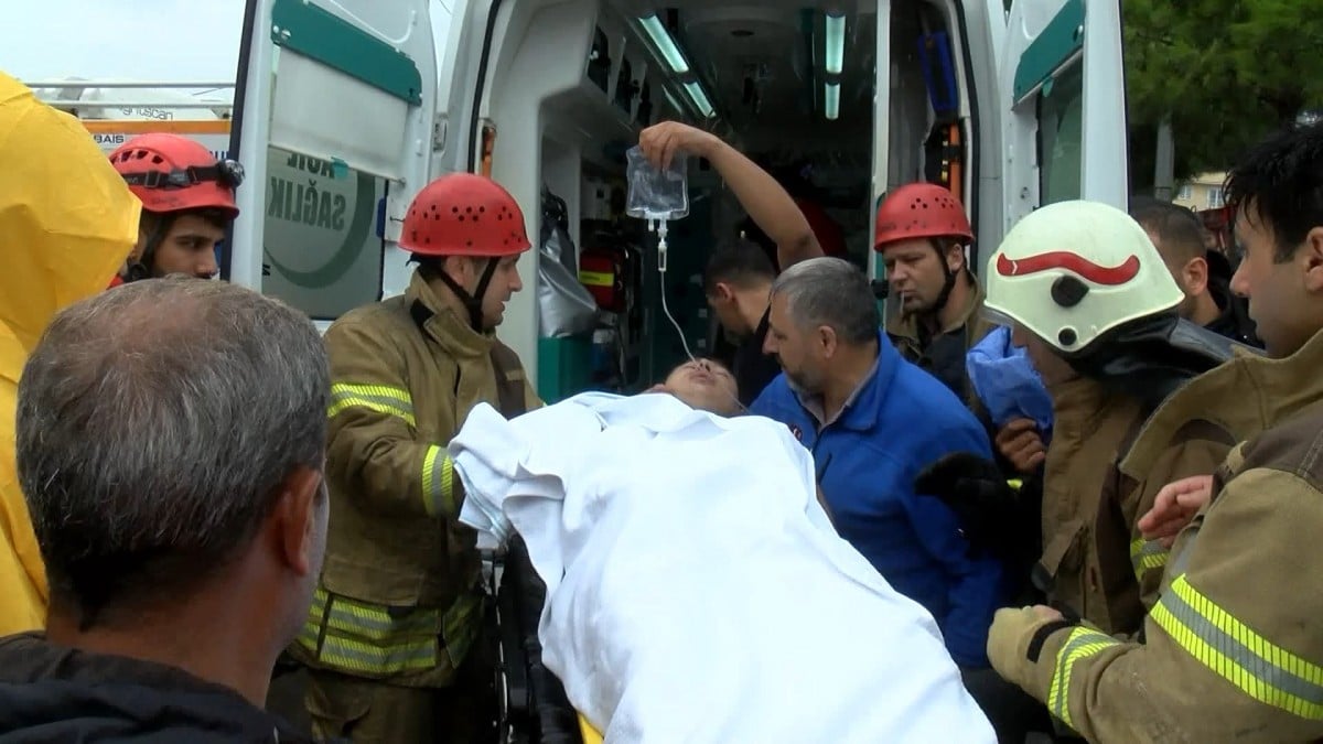 İstanbul’da istinat duvarı iki aracın üzerine çöktü! 1’i ağır 5 yaralı