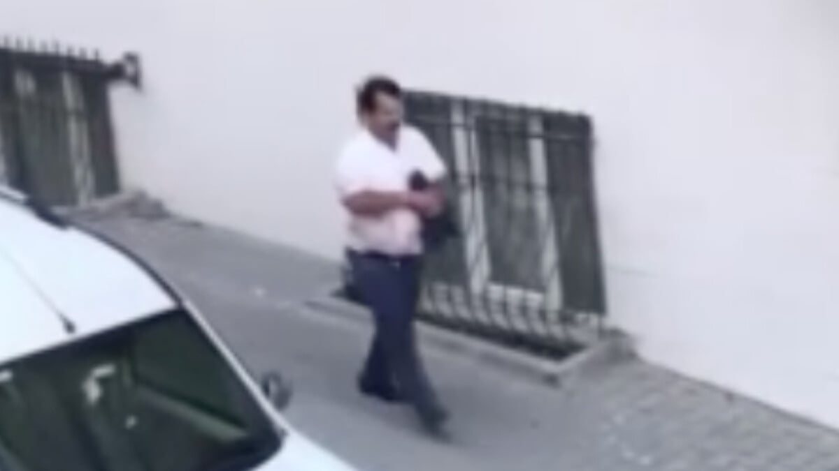 İstanbul’da kavga ettiği karısını bıçakladı! Bıçakla elini kolunu sallayarak yürüdü