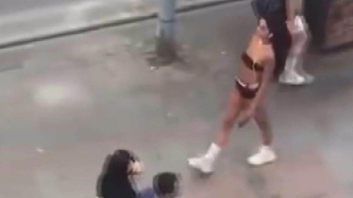 İstanbul’da mayoyla gezen kadına verilen ceza belli oldu! Haftada 2 kez kütüphaneye gidecek