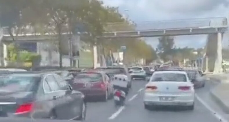 İstanbul’da moto kuryeden örnek davranış! Eliyle ambulansa yol gösterdi…