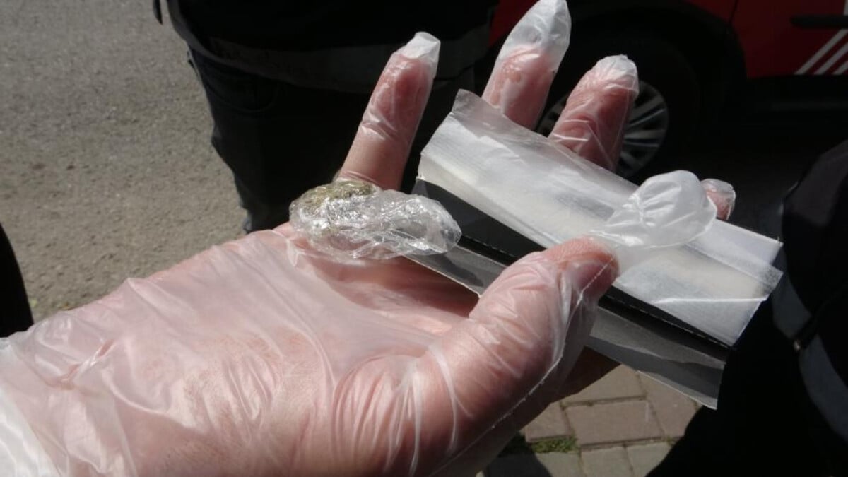 İstanbul’da okul çevresinde denetim! Taksideki yolcu uyuşturucuyla yakalandı