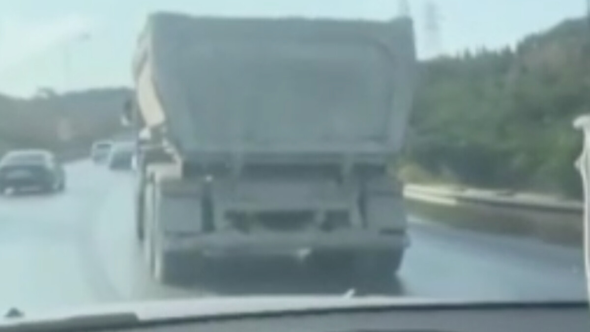 İstanbul’da seyir halindeyken kilolarca beton döken kamyon kamerada