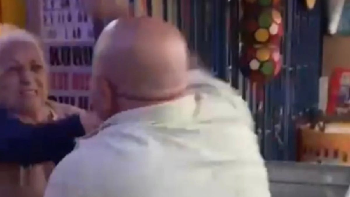 İstanbul’da sokak ortasında annesini darbeden adam kamerada