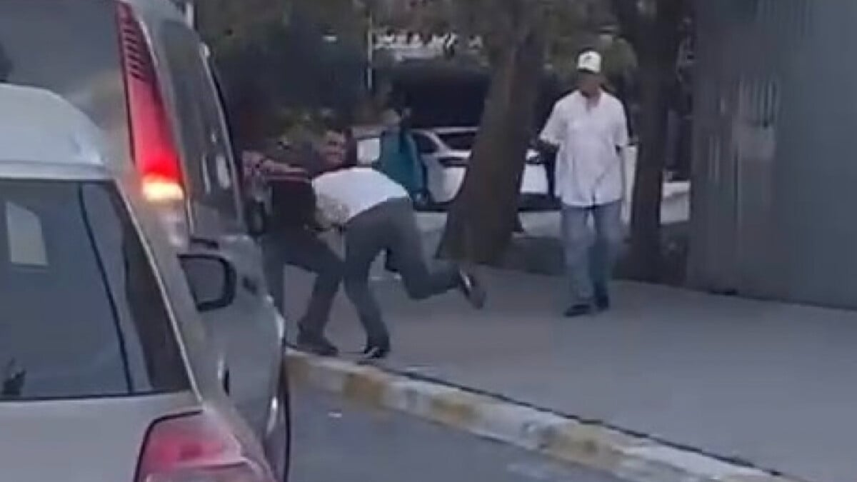 İstanbul’da tekmeli yumruklu yol kavgası