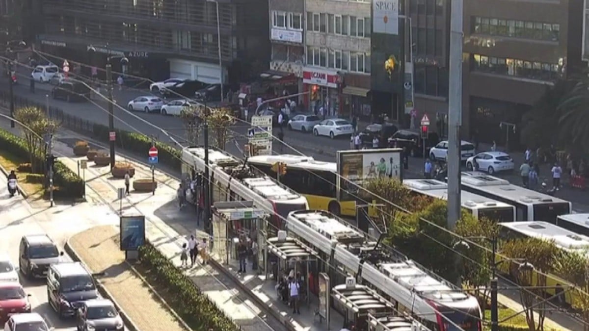 İstanbul’da toplu ulaşım kazası! İETT otobüsü tramvaya çarptı