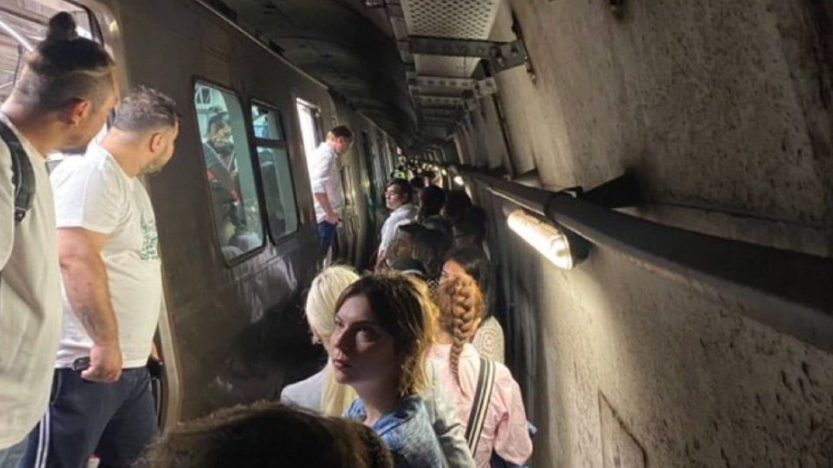 İstanbul’da toplu ulaşım krizi! Metro durdu, vatandaşlar hatta yürüdü