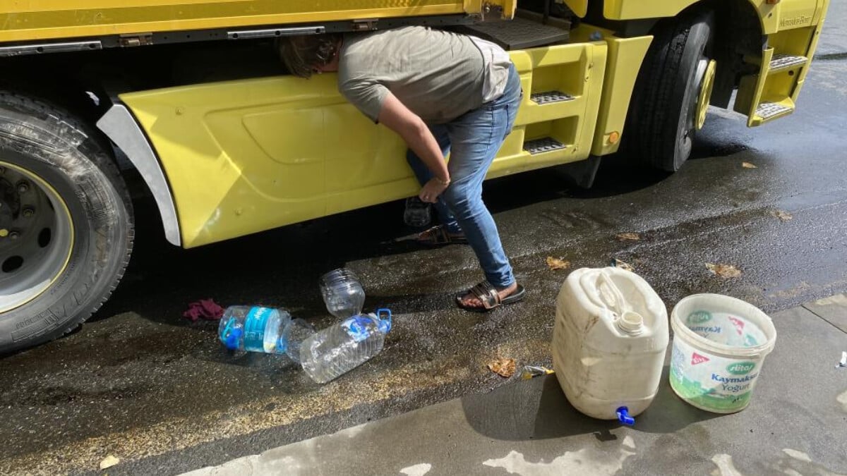 İstanbul’da trafiğin yoğun olduğu caddeye mazot döküldü: Yol kapatıldı