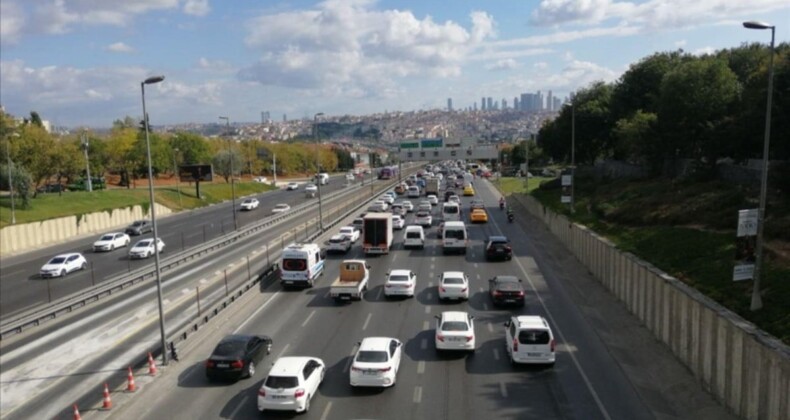 İstanbul’da trafik kilitlendi! Metrobüs yolunda gündüz saati bakım çalışması yapıldı