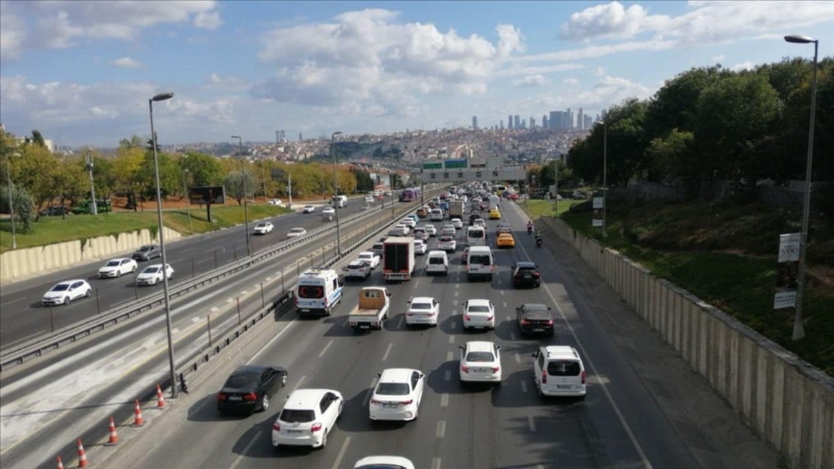 İstanbul’da trafik kilitlendi! Metrobüs yolunda gündüz saati bakım çalışması yapıldı