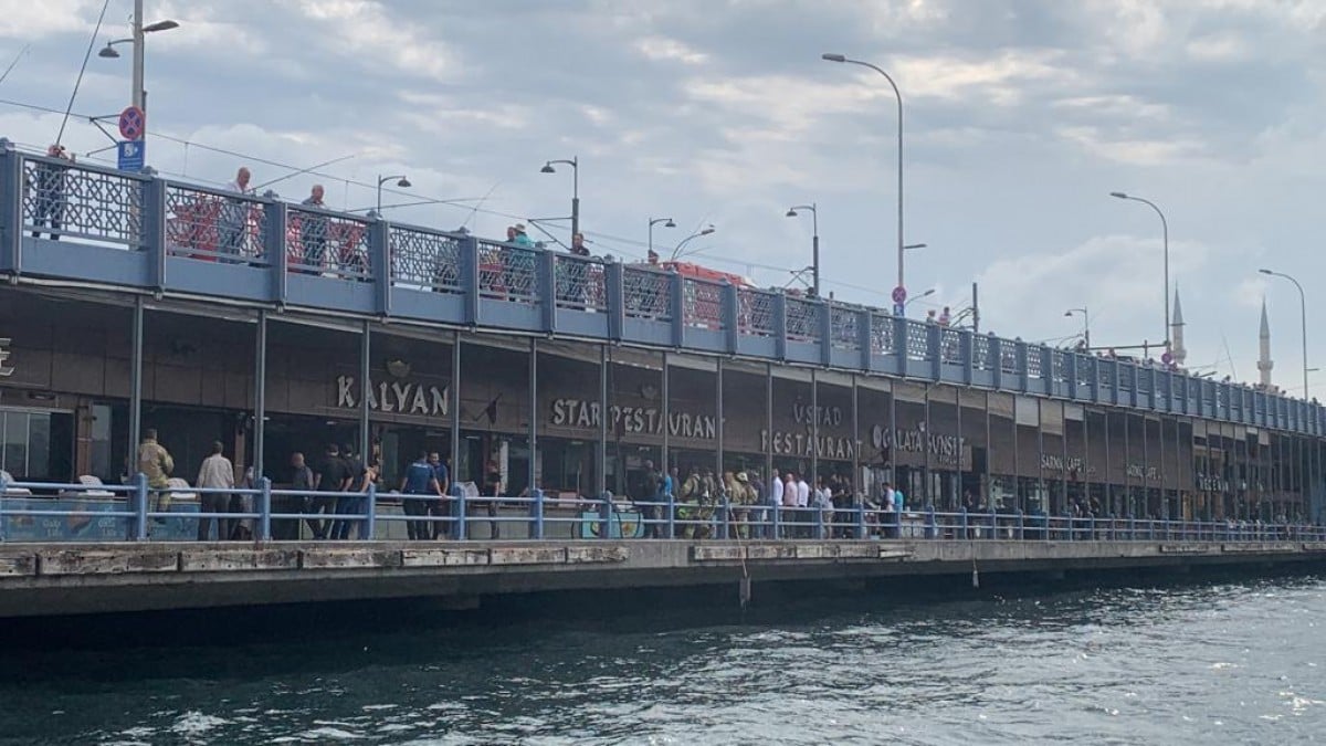 İstanbul’da yangın paniği! Galata Köprüsü’ndeki restorandan dumanlar yükseldi