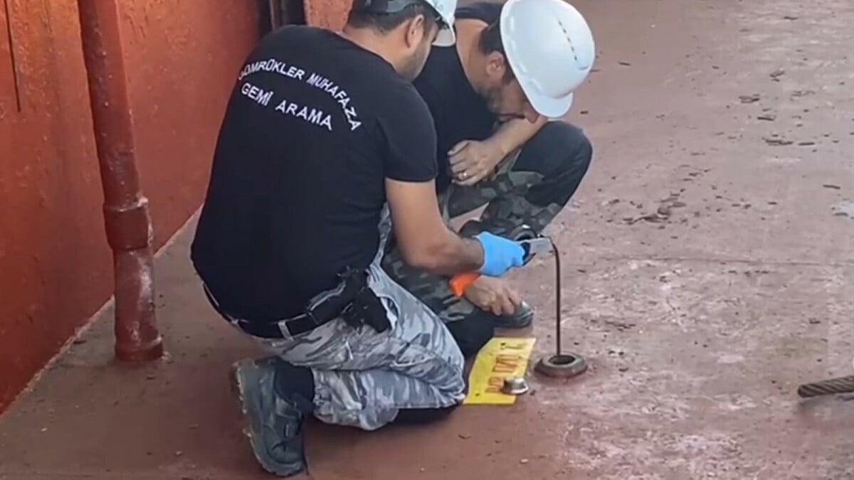 İzmir Aliağa Limanı’nda 51 ton kaçak akaryakıt ele geçirildi