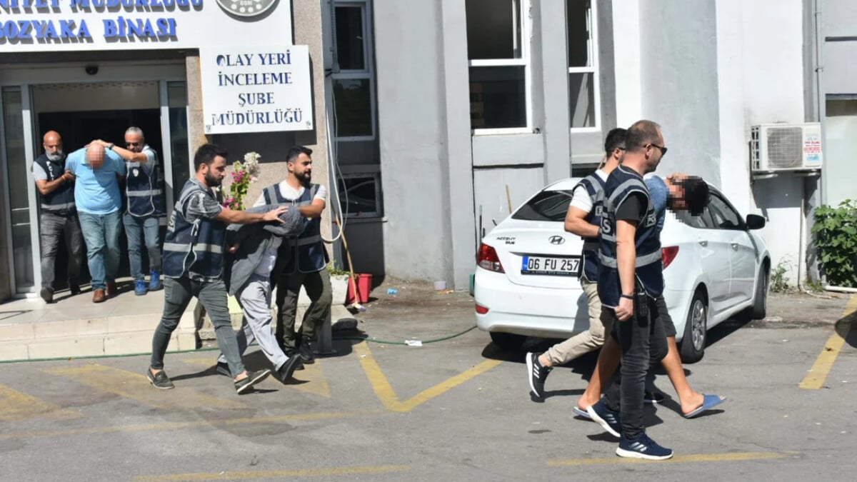 İzmir’de gasbettikleri aracın şaşi numarasını hurda araçla değiştirdiler