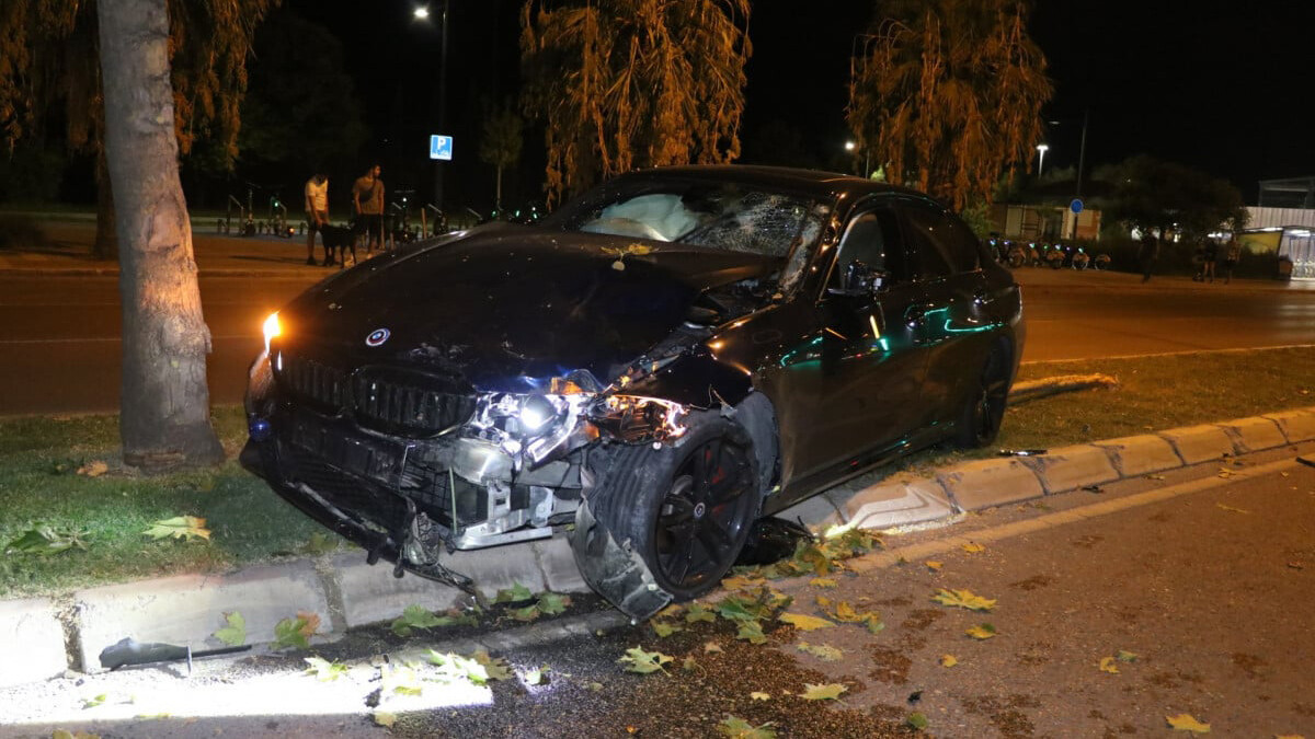 İzmir’de lüks otomobilin çarptığı motokurye can verdi