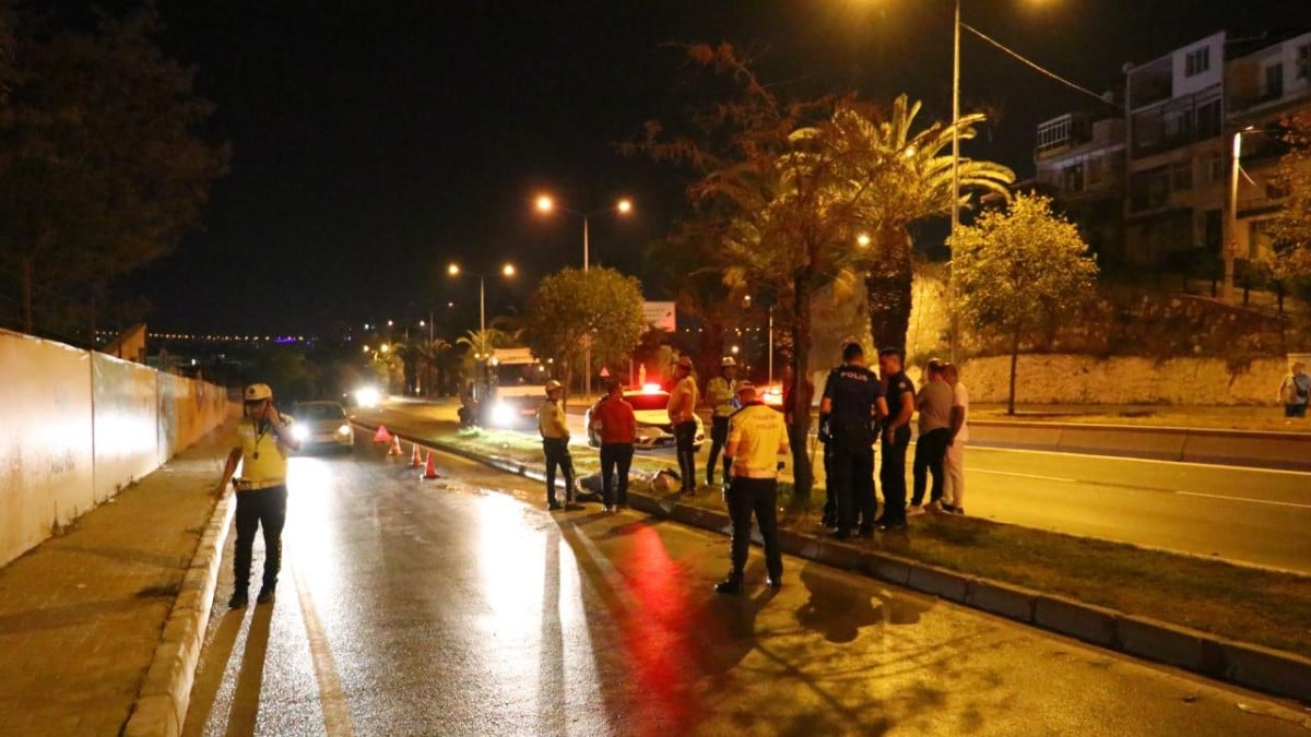 İzmir’de refüje çarpan motosikletli yaşamını yitirdi