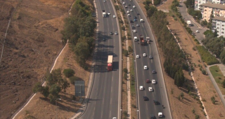 İzmir’de TEKNOFEST’e yoğun ilgi! Araç kuyrukları havadan görüntülendi…