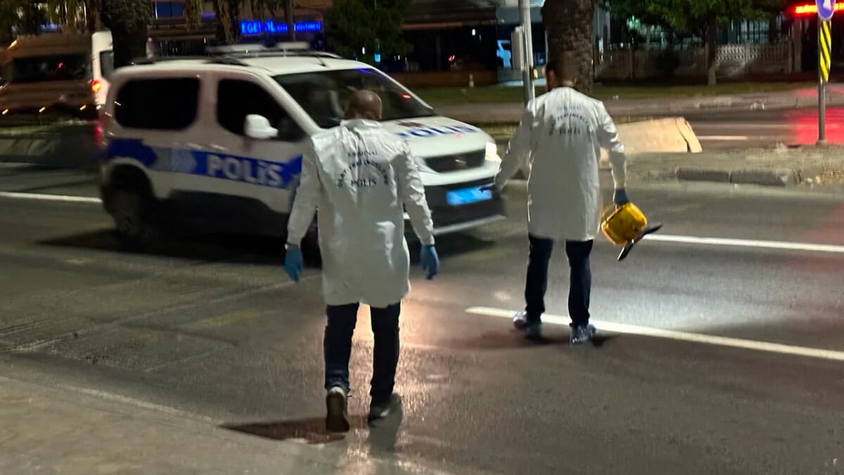 İzmir’de trafikte göğsünden tabancayla vurulan motokurye ağır yaralandı