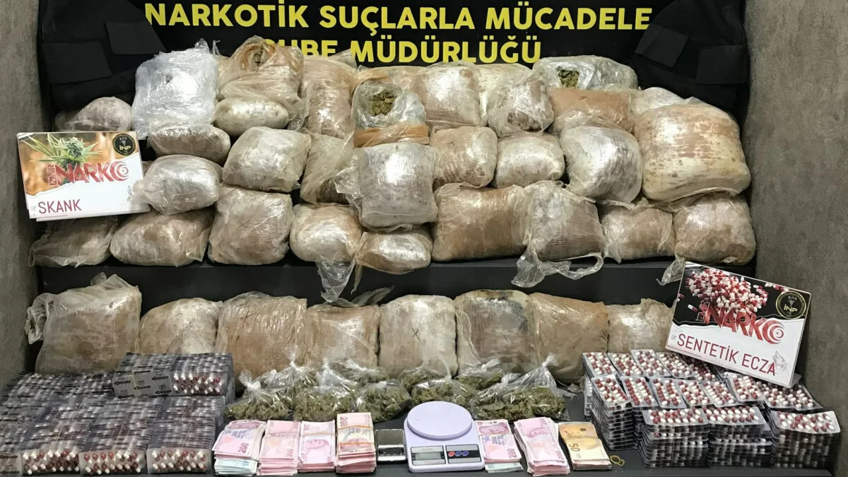 İzmir’de uyuşturucu operasyonunda 35 kilo esrar ele geçirildi