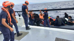 İzmir’in üç ilçesinde göçmen hareketliliği: 104 düzensiz göçmen ve 3 kaçakçı yakalandı