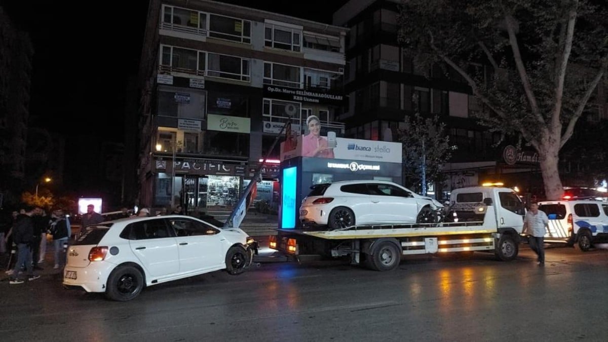Kadıköy’de otomobiller çarpışıp  direğe vurdu: 3 yaralı