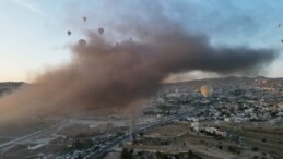 Kapadokya’da duman kaplı gökyüzünde balonlar havalandı