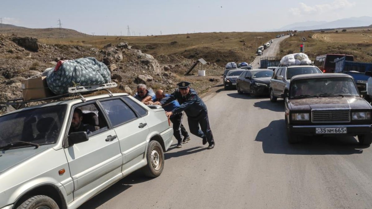 Karabağ’dan Ermenistan’a geçişler devam ediyor