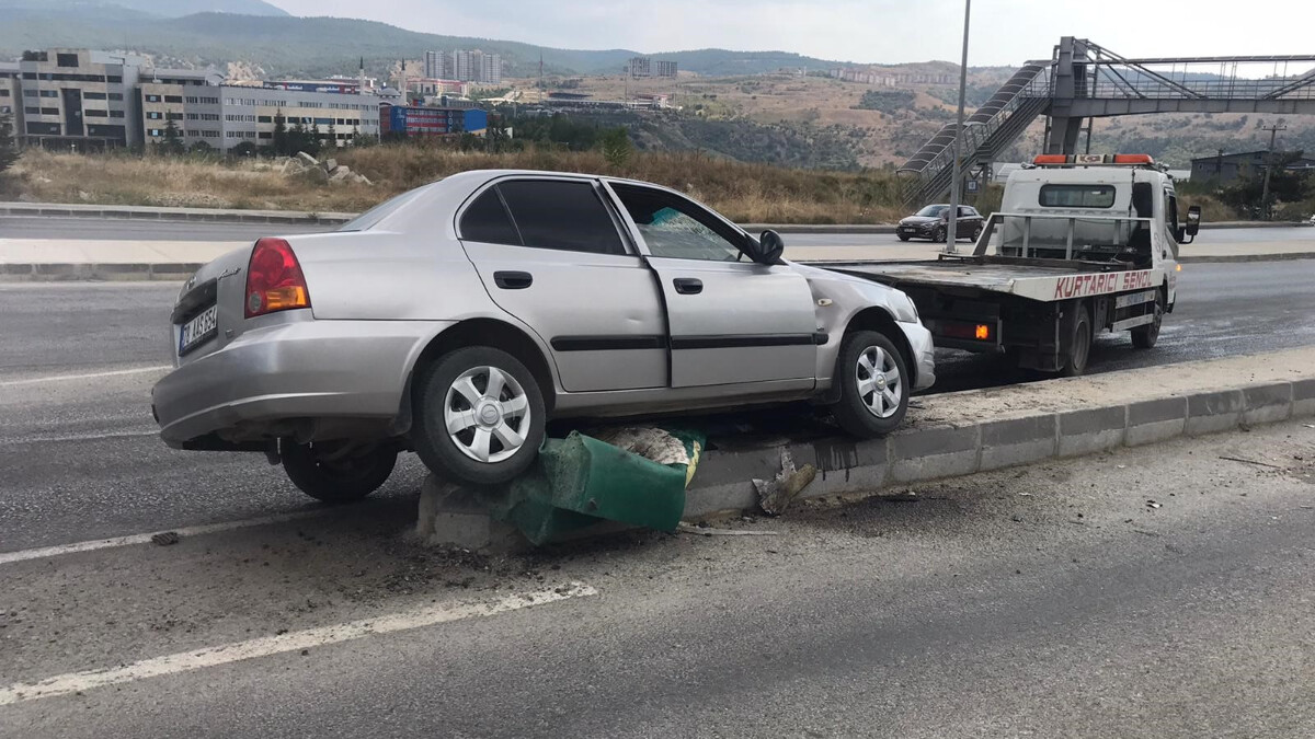 Karabük’te refüje çıkan otomobilde 2 kişi yaralandı