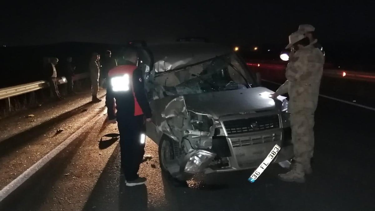 Kars’ta otomobil traktöre çarptı: 2 kişi yaralandı