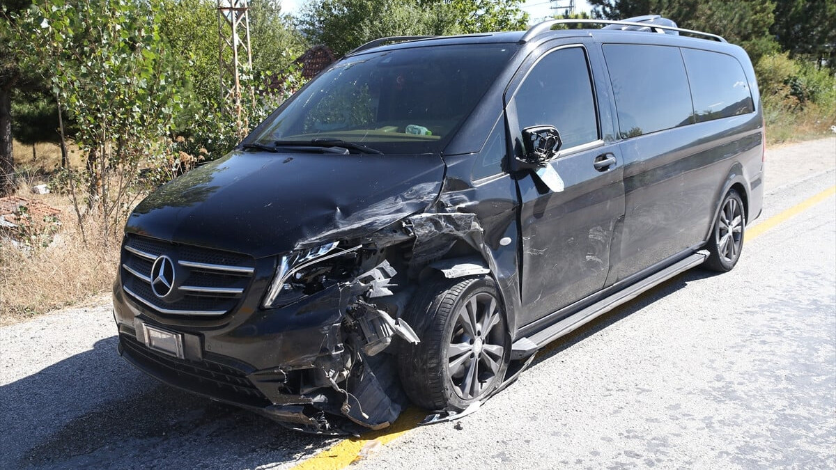 Kastamonu Belediye Başkanı’nın bulunduğu panelvan otomobille çarpıştı