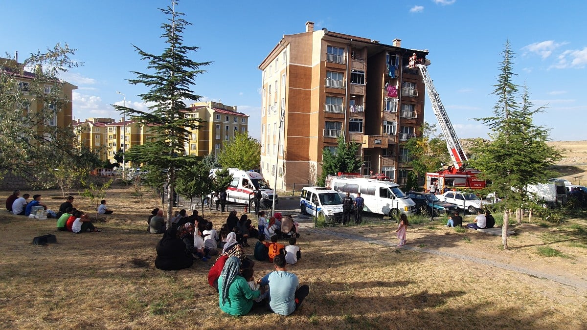 Kayseri’de apartamanın 5’inci katında yangın! Vatandaş binanın karşısına oturup izledi