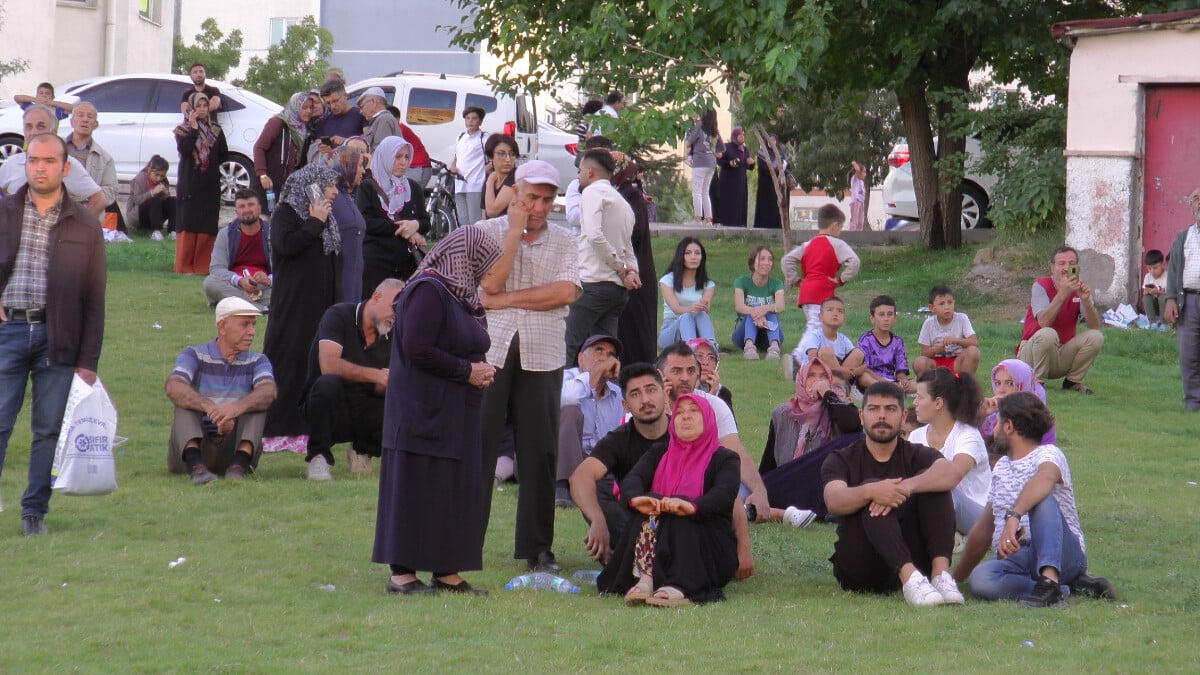 Kayseri’de çatı katında yangın! Film izler gibi izlediler