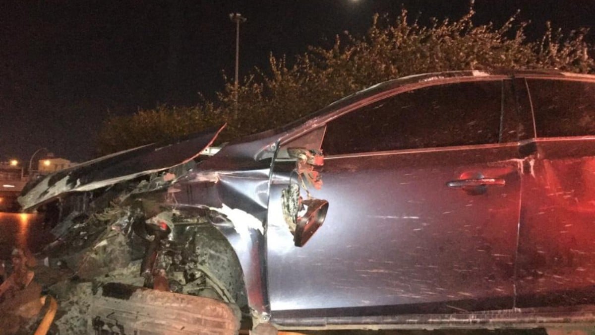 Kocaeli’de bariyerlere çarpıp takla atan otomobil 100 metre sürüklendi: 3 yaralı