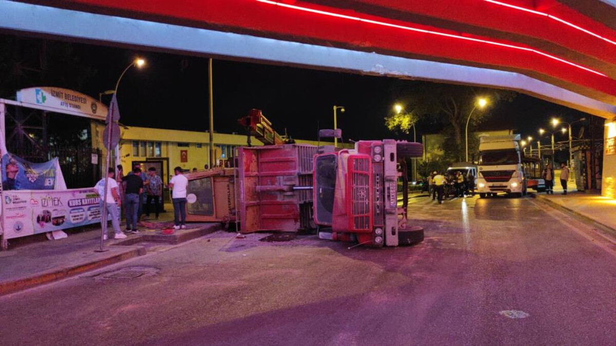 Kocaeli’de buldozer yüklü kamyon alt geçidin tavanına çarpıp devrildi