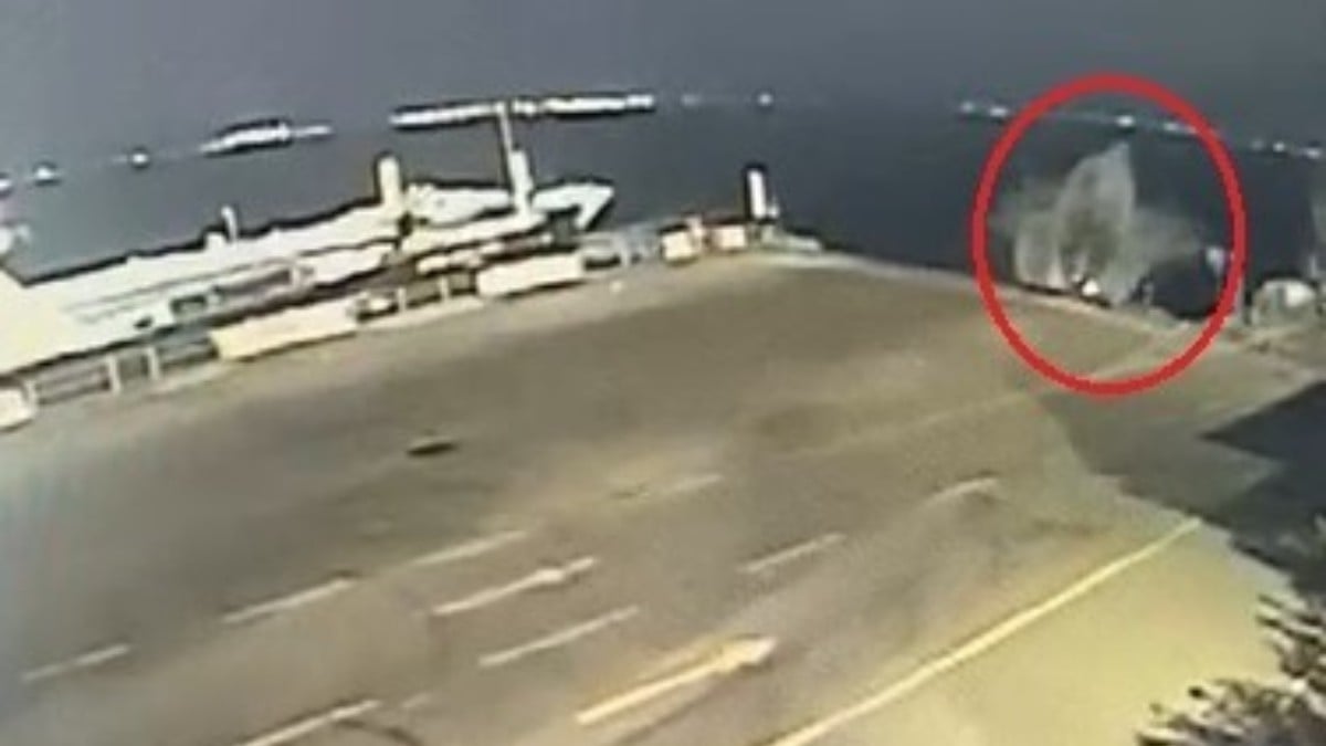 Kocaeli’de hafif ticari araç iskeleden denize uçtu