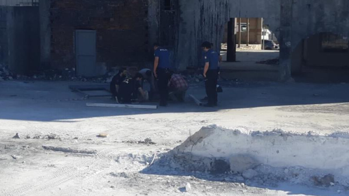 Kocaeli’de rüzgarın devirdiği demir kapının altında kalan 2 işçi yaralandı