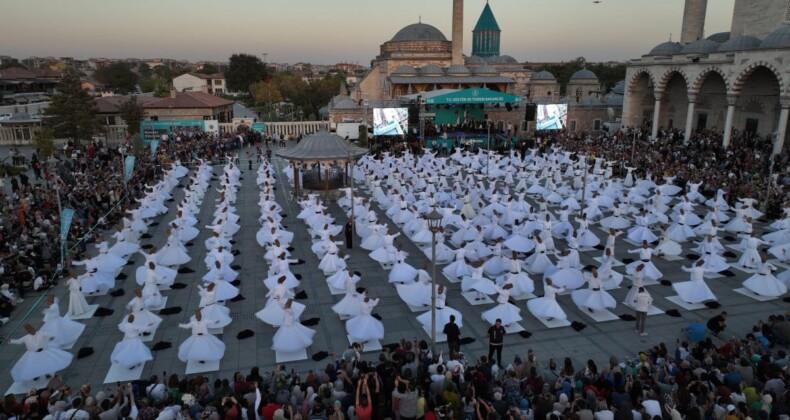 Konya’da Mevlana’nın huzurunda 250 semazen aynı anda sema icra etti