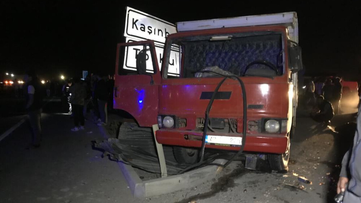Konya’da yolcu indiren kamyonete kamyon çarptı: Kasadan savrulan 2 kişi öldü