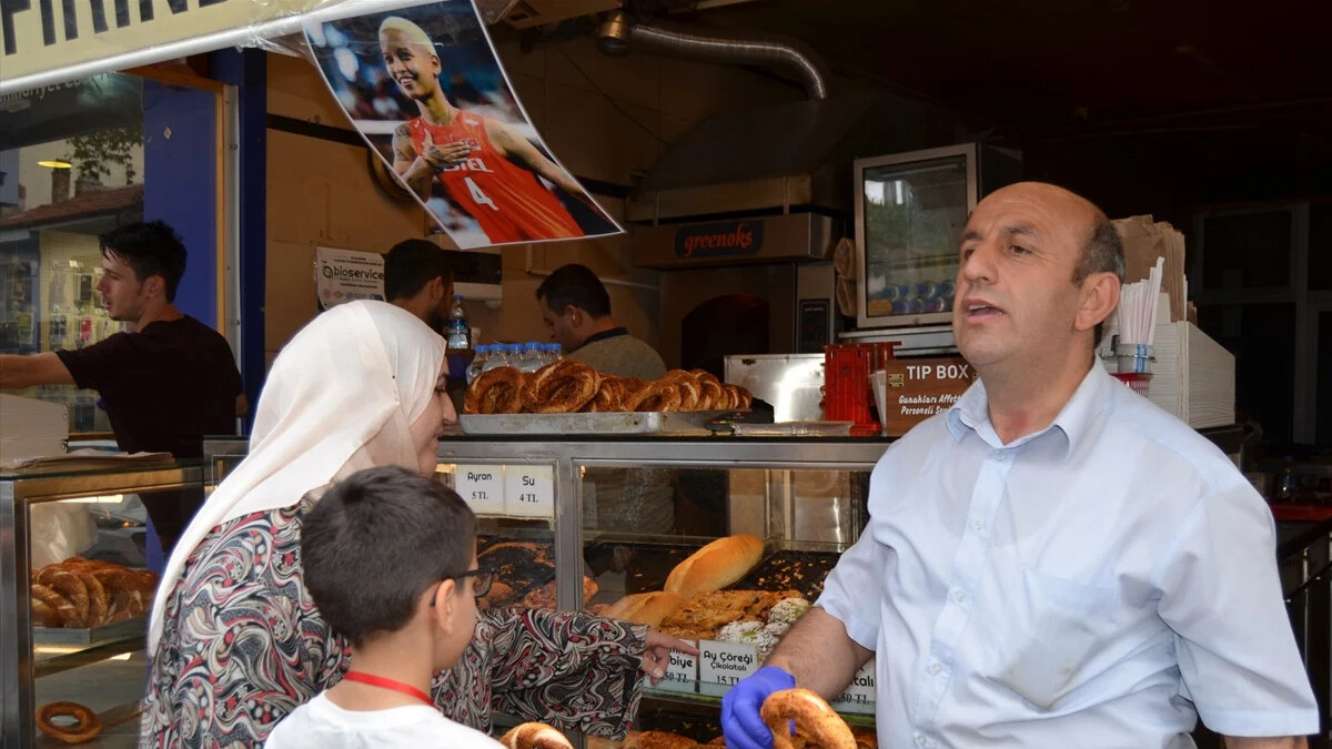 Kütahya’daki fırında ‘Melissa Vargas’a nazar değmesin’ diye simit dağıtıldı